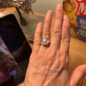 Like new sterling silver ring with gorgeous cz.